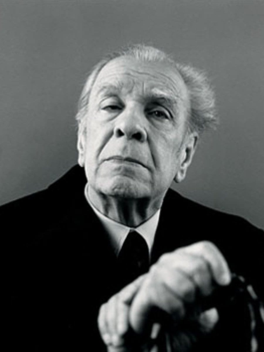 foto em preto e branco de close do busto do aitor já idoso apoiado na bengala