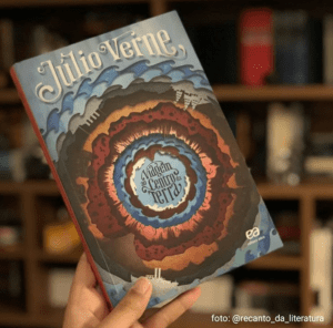 capa com desenhos circulares em tons terrosos e azuis