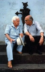 Jorge Amado e Saramago sentados conversando
