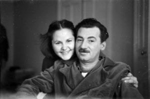 Foto em preto e branco com a esposa de rostos colados