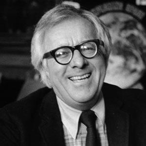 Ray Bradbury, 1980. Autor usa terno e gravata, óculos e tem cabelos grisalhos. foto preto e branco.