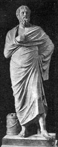 foto da estátua de pé em preto e branco.