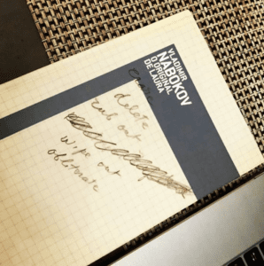 livro de capa quadriculada, com um trecho manuscrito
